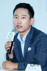 组图：韩国际喜剧节红毯挤胸熊抱肉搏精彩不断