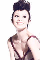 组图：石小群变身女战士 散发春日阳光能量