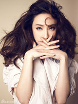 组图：张俪优雅着装拍大片 极简风格尽显张力