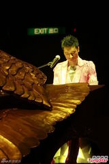 组图：big4开演唱会发红封包 互曝成员糗事