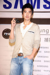 高清组图：赵又廷代言相机 自比“类文青”