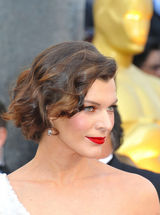 高清组图：奥斯卡红毯米拉-乔沃维奇红唇秀香肩