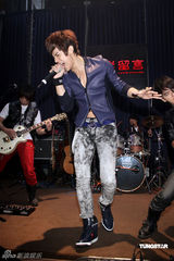 幻灯组图：汪东城助阵“晚生”送吉他秘笈