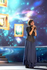 组图：周笔畅裙装亮相 携手陈慧娴献唱经典