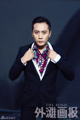 组图：刘烨拍杂志新年大片 色彩多变