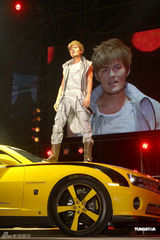 组图：吴克群个唱湿身秀腹肌 和女模互摸掀高潮