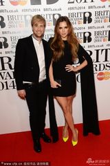 组图：“西域男孩”奇恩-伊根搂娇妻恩爱登红毯