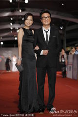 组图：《低俗喜剧》剧组亮相 郑中基余思敏晒恩爱