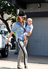 组图：詹纽瑞-琼斯抱娃出门 潮妈范儿气场超强