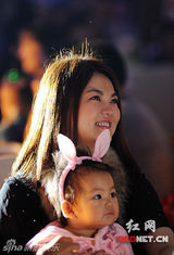 组图：李湘夫妇携女回长沙 设家宴为女庆周岁