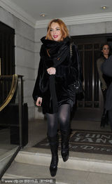 组图：林赛-罗韩夜店狂欢 红唇风骚大秀名包