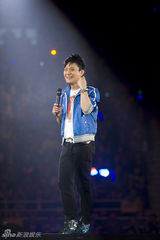 幻灯图：张信哲北京个唱演绎20年经典 打造万人KTV