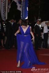 组图：文根英蓝色深v长裙性感亮相釜山红毯