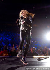 组图：麦当娜上演限制级 边跳边脱蹭猛男