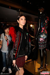 组图：张雨绮蕾丝透视装亮相 露黑色BRA诱惑