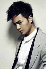 组图：余少群潮范写真曝光 前卫帅气人气爆棚