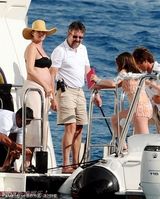 组图：乌玛-瑟曼挺浑圆大肚露天沐浴享受待产假期