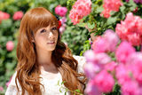 组图：陈怡初夏花墙独照 小魔女造型可人