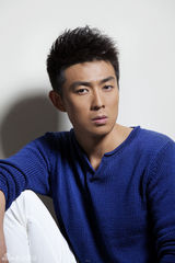 组图：型男雷雷全新写真气质忧郁