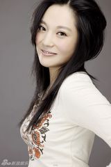 组图：张慧君拍气质写真展精致妆容