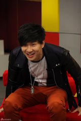 组图：林俊杰做客新浪聊天 吐舌卖萌酒窝俏皮