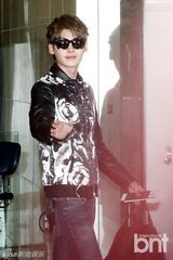 组图：李钟硕穿花夹克 与中国粉丝共度情人节