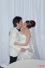 组图：张美妮穿传统裙褂出嫁 新郎深情热吻