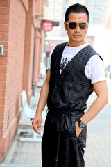 组图：何晟铭街拍连身裤搭T恤