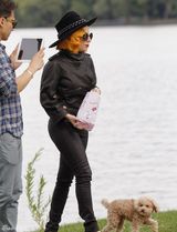 组图：Gaga带宠物狗逛公园 同吃一袋爆米花