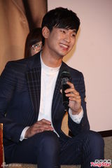 高清组图：金秀贤台湾会粉丝 帅气亮相讲台语