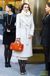 高清组图：莉顿-梅斯特街拍 白色大衣搭配靓包