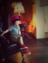 组图：54岁汤镇业4岁双胞胎女儿近照曝光