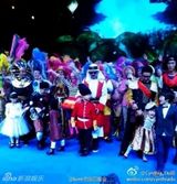 组图：电影《爸爸》曝花絮照 萌宝喂小动物有爱