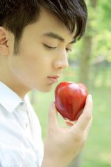 组图：刘孟哲现身森林公园 联袂金浩森打造青春写真