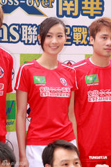 幻灯图：陈法拉变身足球宝贝 着球服秀飒爽英姿