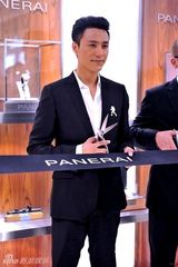 组图：陈坤为品牌揭幕沉稳淡然 笑对粉丝蜂拥     