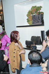 组图：宋智孝亮相展笑容 拒送绯闻男友圣诞礼物