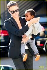 组图：查理兹塞隆抱爱子看医生 西装干练优雅