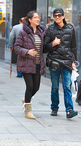 组图：陈晓东陪孕妻逛母婴店 贴心照顾恩爱牵手