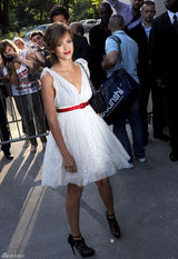 幻灯图集：杰西卡-阿尔芭白裙秀女人味 和伊万同台