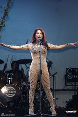 组图：温岚紧身战衣秀身材曲线 母亲节前夕温馨献唱