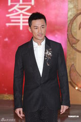 组图：2012港姐竞选红毯 林峰着西装帅气亮相