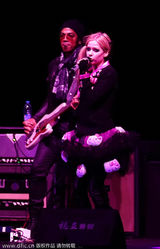 组图：艾薇儿南京开唱活力足 头戴牛角可爱激萌