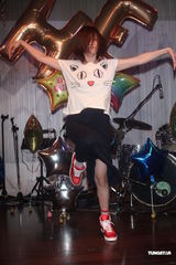 组图：SHE失落金曲奖仍庆功 Ella为Selina数度哽咽