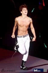 组图：SM巡演SJ少时等火辣劲爆 现场玩变装