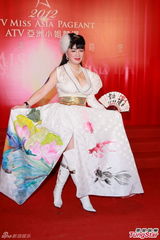 组图：宫雪花爆乳露底教书法 艳压低胸准亚姐