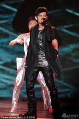 组图：周杰伦献唱掀高潮 与成龙表演《功夫》