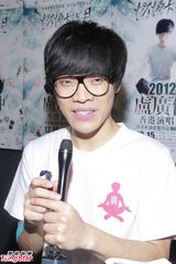 组图：卢广仲唱响香江 带歌迷“燃烧卡路里”