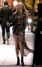 组图：迪亚兹风骚花裙扭动秀腿 装摔倒猛贴型男