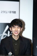 高清组图：韩片《26年》试映 任瑟雍架拐出席